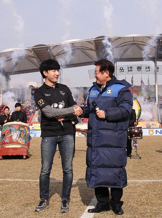 페널티킥 대결 성남 FC 구단주 vs 팬. 이재명(오른쪽) 성남FC 구단주와 성남 팬 강민수 씨가 반갑게 악수를 하고 있다. / 성남FC 제공