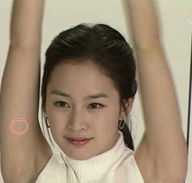 김태희 이런 사진은 이제 그만  김태희 굴욕의 겨털 사진이 또다시 누리꾼들 사이에서 화제를 모으고 있다. /온라인 커뮤니티