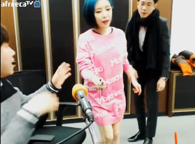 아프리카 티비, 가인 출연. 아프리카 티비는 개성있는 방송 소재로 네티즌들의 관심을 받고 있다. 최근 컴백한 가인이 출연한 아프리카 티비 방송이 눈길을 끌고 있다. / 아프리카 티비 캡처