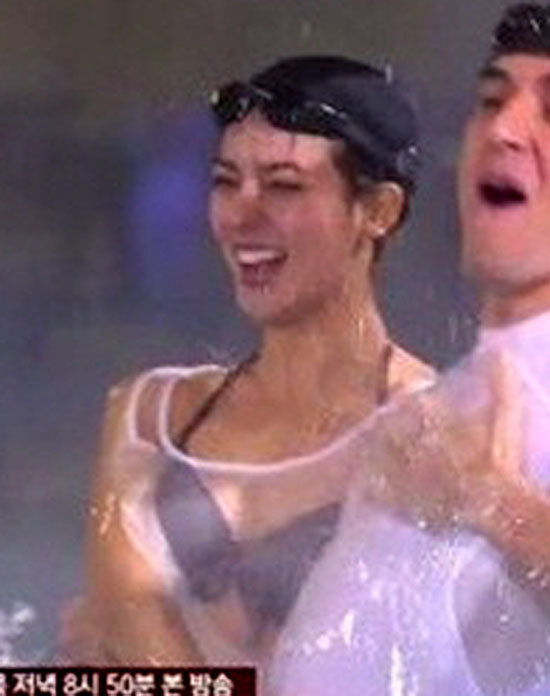 후지이 미나, 비키니 자태에 男心 홀라당! 후지이 미나(왼쪽)는 지난 2013년 방송된 tvN 감자별 2014QR3에서 비키니 수영복을 입고 출연한 바 있다./ tvN 감자별 2014QR3 방송 화면 캡처