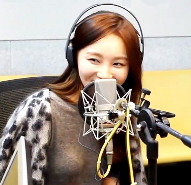 다비치 강민경 시스루 의상. 다비치 강민경이 섹시미를 드러냈다. 다비치 강민경이 시스루 의상으로 남서 팬들의 마음을 흔들었다. /온라인 커뮤니티 게시판