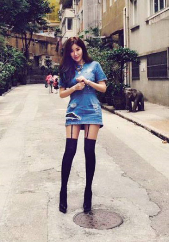다비치, 의상 눈길. 다비치가 18일 인기 검색어에 등장해 네티즌들의 관심을 받고 있다. 다비치 이해리의 섹시한 의상도 눈길을 끌고 있다. / 다비치 페이스북 캡처