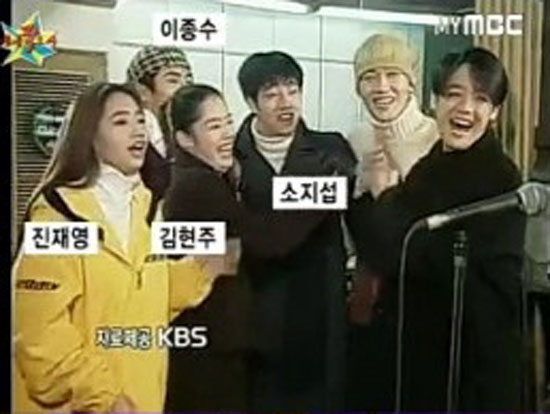 김현주 데뷔 시절 보니 김현주(아래 왼쪽에서 두 번째)는 지난 2011년 6월 1일 방송된 MBC 황금어장-무릎팍도사에 출연해 소지섭, 진재영 등과 친분을 과시했다./ MBC 황금어장-무릎팍도사 방송 화면 캡처