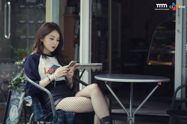 다비치 강민경 미모 클래스. 다비치 강민경이 섹시미를 뽐내고 있다. 다비치 강민경이 망사스타킹으로 멋을 냈다. /다비치 SNS