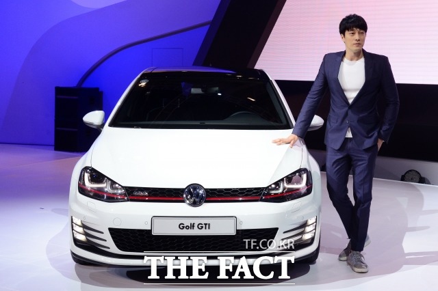 전혜진 차 폭스바겐 골프GTI. 지난해 5월 부산 벡스코에서 개최된 2014 부산국제모터쇼에서 배우 소지섭이 골프GTI 옆에서 포즈를 취하고 있다. /남윤호 기자