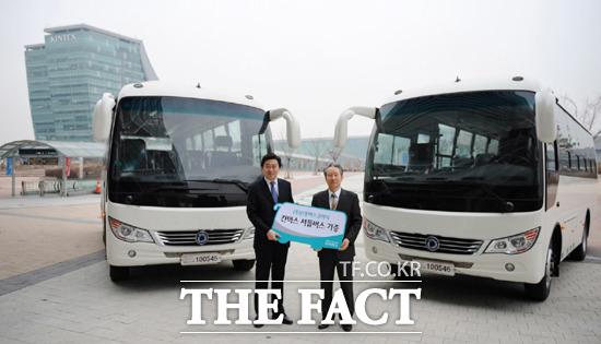 선롱버스, 킨텍스에 버스 기증 선롱버스코리아가 18일 고양 킨텍스에서 킨텍스에 선롱버스 두에고EX 2대를 기증하는 기증식을 열았다. / 선롱버스 제공