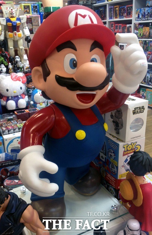 세계 모바일게임 시장 지각변동? 닌텐도는 일본 모바일게임 업체 디엔에이와 자본과 업무 제휴를 맺고 스마트폰용 게임을 공동 개발하기로 했다. 사진은 닌텐도 대표 캐릭터 슈퍼마리오 /최승진 기자