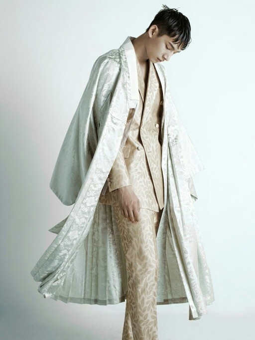 한복과 현대복의 조화. / 로피시엘 옴므