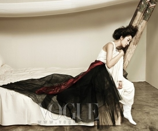 한복과 드레스를 믹스시킨 수애의 한복 화보. / 보그