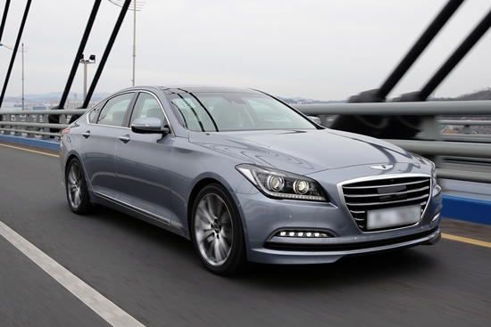 한국타이어, 품질논란으로 제네시스 공급 중단 현대자동차는 2013년 말 출시된 신형 제네시스에 장착된 한국타이어 타이어에 불규칙 마모 현상이 발생해 무상 교체한다고 18일 밝혔다. / 현대차 제공