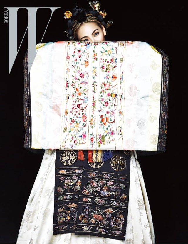 전통에 충실한 노력이 엿보이는 씨엘의 한복 화보. / W