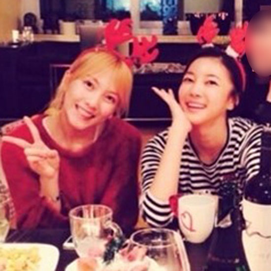 NS윤지, 강지영과 사촌 지간으로 알려져. NS윤지(오른쪽)는 2013년 SNS에 사촌 동생 강지영과 함께한 사진을 올렸다./ NS윤지 트위터