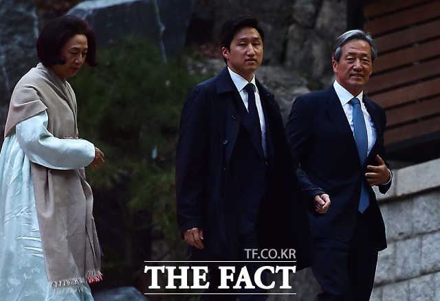 정몽준 올해는 묵묵부답 아산 정주영 현대그룹 창업주의 14주기 제사가 20일 오후 서울 종로구 청운동 생전 자택에서 열린 가운데 정몽준 전 국회의원이 장남 정기선 상무, 아내 김영명 씨(오른쪽부터)와 함께 집안으로 들어서고 있다. /배정한 기자