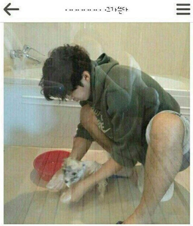 윤계상 애완견 목욕시켜요 윤계상이 애완견을 목욕시키는 사진을 공개한 가운데 유리에 비친 여성의 실루엣이 여자 친구 이하늬라는 사실이 알려져 주목을 받고 있다. /온라인 커뮤니티