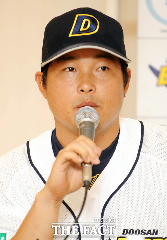 김동주 은퇴 반대 김동주의 은퇴 소식에 현직 선수들의 의견이 엇갈리고 있다./더팩트DB