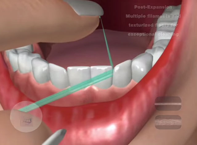 치실 사용법. 치실 사용법의 시작은 일단 30cm 정도 길이로 치실을 끊어 양 손 가운데 손가락에 단단히 감는 것이다. /유튜브 영상 캡처