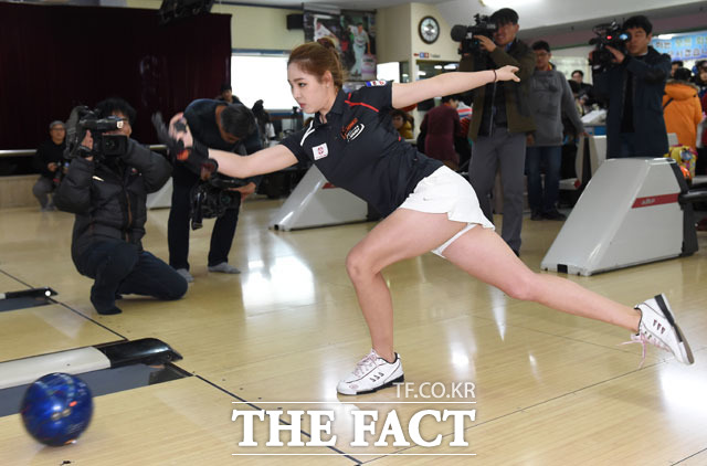 신수지 명품 몸매. 신수지가 볼링여신으로 변신해 새로운 도전을 펼치고 있다. /이새롬 기자