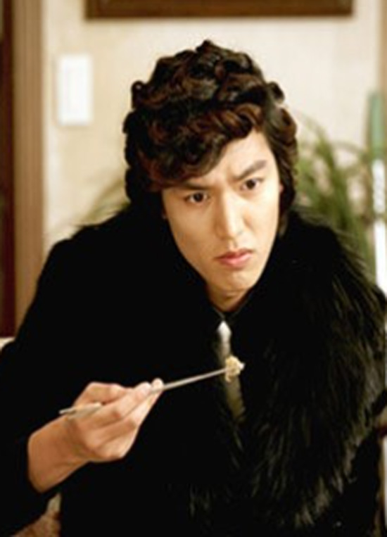 이민호, 아줌마 머리도 어울려! 이민호의 꽃보다 남자 출연 당시 모습이 누리꾼들의 눈길을 끌고 있다. 이민호는 꽃보다 남자에서 구준표 역을 맡아 열연을 펼쳤다. /kbs 꽃보다 남자 영상 갈무리