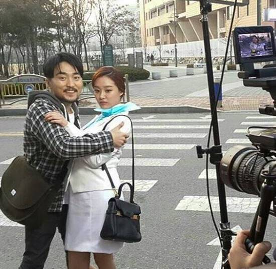 유병재-송지은, 장기알과 바둑알? 유병재가 지난 16일 자신의 페이스북에 송지은과 드라마 초인시대 촬영 사진을 공개했다. 유병재가 공개한 사진에 누리꾼들은 얼굴 크기 차이가 난다며 합성 의혹을 제시했다. / 유병재 페이스북