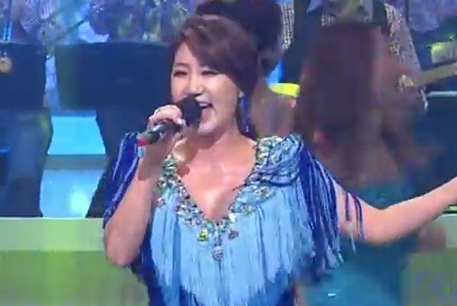서지오, 그는 누구? 트로트 가수 서지오에 대한 누리꾼들의 관심이 높아지고 있다. 서지오는 1993년 홀로서기로 데뷔한 트로트 가수로 지금까지 다수의 트로트 앨범을 발매했다. /유튜브 영상 갈무리