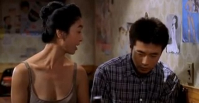 김부선, 연기? 진심? 김부선(왼쪽)이 영화 말죽거리 잔혹사에서 연기한 권상우와 신체 접촉 장면이 재조명되고 있다./말죽거리 잔혹사 영상 캡처