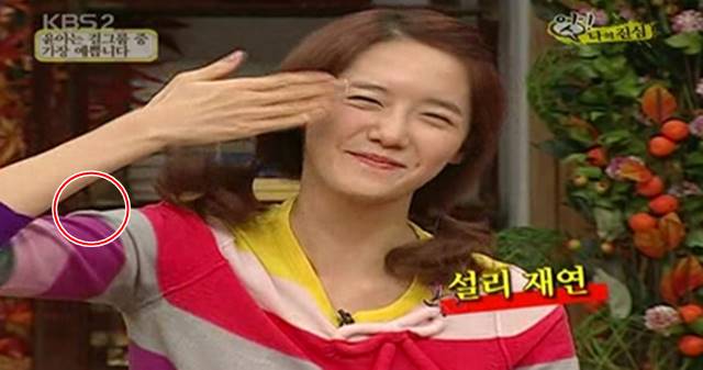 윤아 겨땀 굴욕. 걸그룹 소녀시대 윤아의 겨땀 굴욕이 새삼 재조명되고 있다. 윤아는 지난 2009년 상상 더하기에 출연해 에프엑스 설리를 따라하던 가운데 겨드랑이 부분이 젖어 있는 장면이 방송돼 곤혹을 치른 바 있다. / KBS2 상상더하기 방송화면 캡처