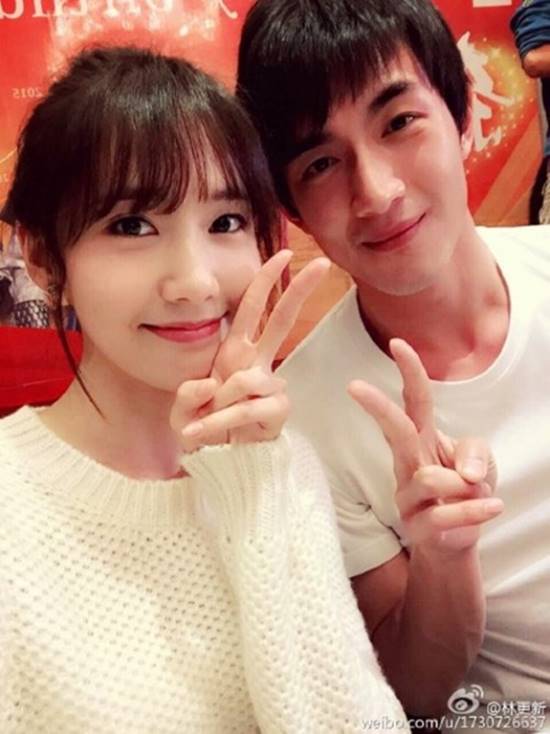 윤아-임경신, 다정한 브이. 윤아와 중국 배우 임경신이 함께 찍은 사진이 이목을 집중시키고 있다. 윤아와 임경신은 오는 8월 방송되는 중국 드라마 무신조자룡에 함께 출연한다. / 임경신 웨이보