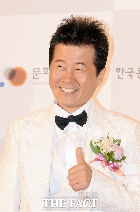 태진아, 기자회견으로 도박 의혹 진실 입증할까. 억대 원정도박 논란에 말 바꾸기를 거듭하고 있는 가운데 기자회견으로 진실을 밝힐지 관심이 쏠린다. / 더팩트 DB