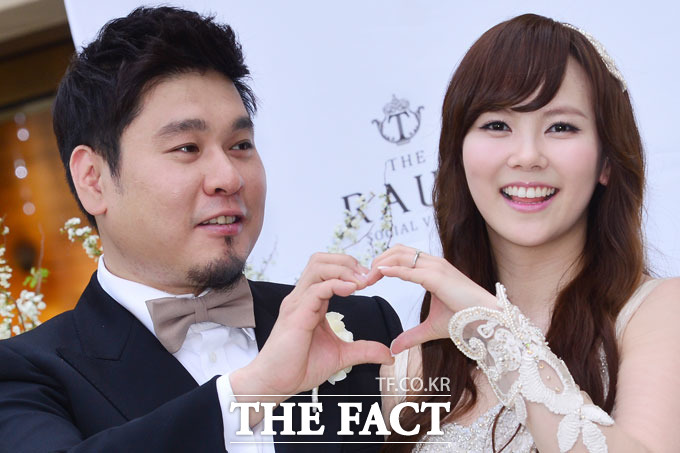 레이먼킴, 배우 김지우와 알콩달콩 레이먼킴(왼쪽)이 김지우와 신혼생활을 공개해 눈길을 끌고 있다. 레이먼킴은 해피투게더3에 출연해 신혼집을 소개했다./남윤호 기자