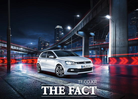 폭스바겐, 신형 폴로 안전장비-편의 사양 업그레이드 폭스바겐코리아가 2015 서울모터쇼에서 국내 최초로 공개하는 신형 폴로에 안전장비 및 편의 사양을 대폭 업그레이드했다고 밝혔다. / 폭스바겐 제공