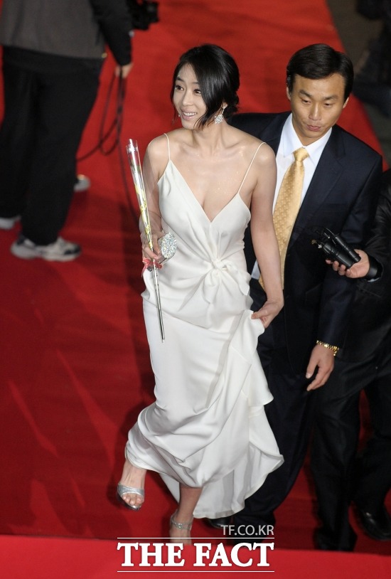 강예원, 파격적인 노출 신. 강예원이 구본승과 함께 출연한 영화 마법의 성이 눈길을 끌고 있다. 강예원은 지난 18일 라디오스타에서 마법의 성 출연 이후 개명했다고 밝혔다. / 마법의 성 스틸