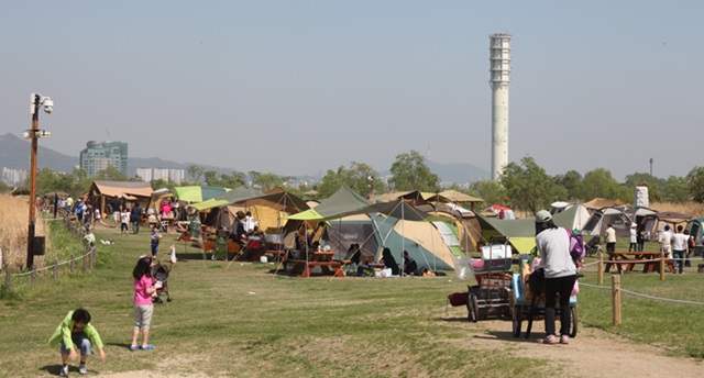 노을캠핑장으로 놀러오세요 서울시는 4월부터 노을캠핑장을 전면 개장한다고 23일 밝혔다./서울시 제공