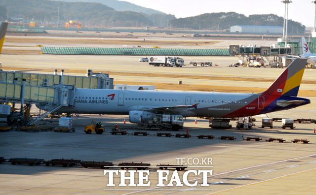 아시아나 여객기 회항 오늘(24일) 오전 7시 30분쯤 광주 공항을 떠나 김포로 가던 아시아나 항공기가 기체 결함으로 출발이 지연돼 승객들이 3시간 가까이 불편을 겪었다. (사진은 기사와 무관)/ 김슬기 기자