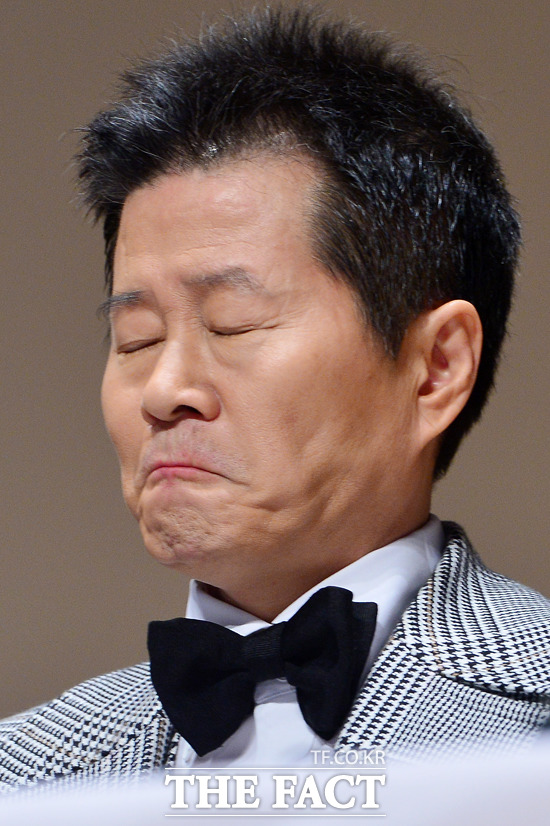 돈 안 주니 기자가 쓰레기 짓을  억대 도박설에 휘말린 가수 태진아가 24일 오후 서울 용산구 이태원동 용산구청에서 열린 기자회견에서 힘겨워하고 있다. /남윤호 기자