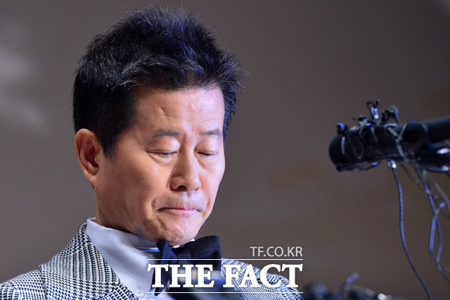 명예훼손 법적 절차억대 도박설에 휘말린 가수 태진아가 24일 오후 서울 용산구 이태원동 용산구청에서 열린 기자회견에서 생각에 잠겨 있다. /남윤호 기자