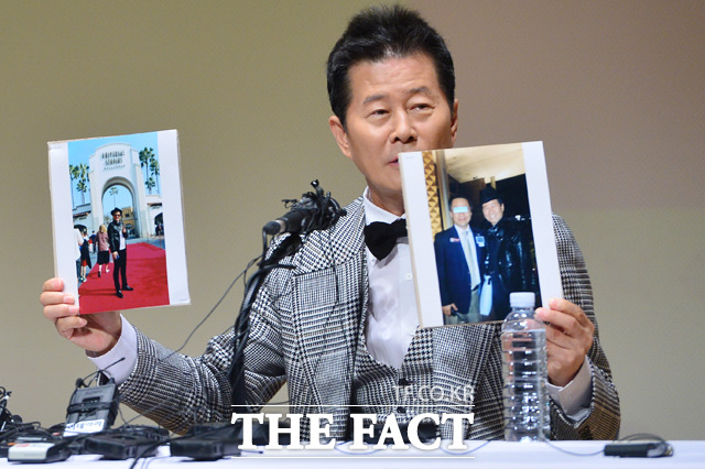 이게 변장한 겁니까?  억대 도박설에 휘말린 가수 태진아가 24일 오후 서울 용산구 이태원동 용산구청에서 열린 기자회견에서 변장을 하고 카지노에 출입했다는 의혹에 대해 현지에서 찍었던 사진을 증거물로 보이고 있다. /남윤호 기자