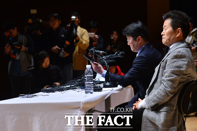 억대 도박, 태진아 하지 않았다 억대 도박설에 휘말린 가수 태진아(오른쪽)가 24일 오후 서울 용산구 이태원동 용산구청에서 열린 기자회견에서 현지 호텔 관계자와 통화를 연결하고 있다. /남윤호 기자