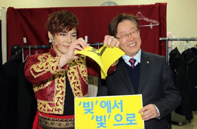 이재명 성남시장, 빚에서 빛으로 이재명 성남시장(오른쪽)의 빚 탕감 프로젝트가 새삼 주목을 받고 있다. /이재명 시장 페이스북 캡처