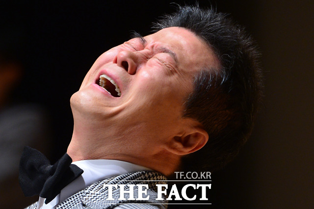 이루야 미안하다  억대 도박설에 휘말린 가수 태진아가 24일 오후 서울 용산구 이태원동 용산구청에서 열린 기자회견에서 억울함을 호소한 뒤 눈물을 흘리고 있다. /남윤호 기자