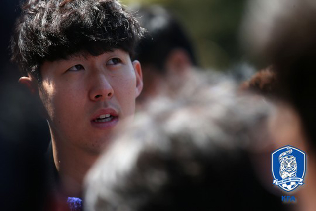 생각하는 손흥민 손흥민이 24일 대표팀 합류를 위해 파주국가대표팀트레이닝센터(이하 파주 NFC)에 입소해 인터뷰하고 있다. / 대한축구협회 제공