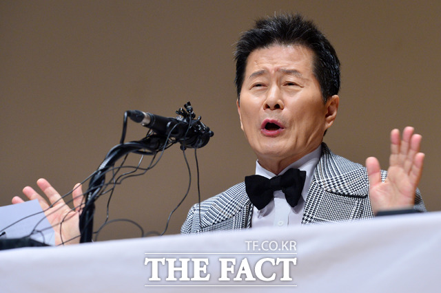 시사저널USA 돈 요구했다  억대 도박설에 휘말린 가수 태진아가 24일 오후 서울 용산구 이태원동 용산구청에서 기자회견을 갖고 해명하고 있다. /남윤호 기자