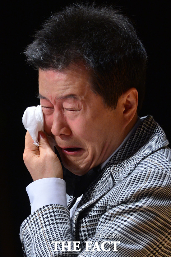 억대 도박 논란, 마음고생 심했다  억대 도박설에 휘말린 가수 태진아가 24일 오후 서울 용산구 이태원동 용산구청에서 열린 기자회견에서 눈물을 닦고 있다. /남윤호 기자