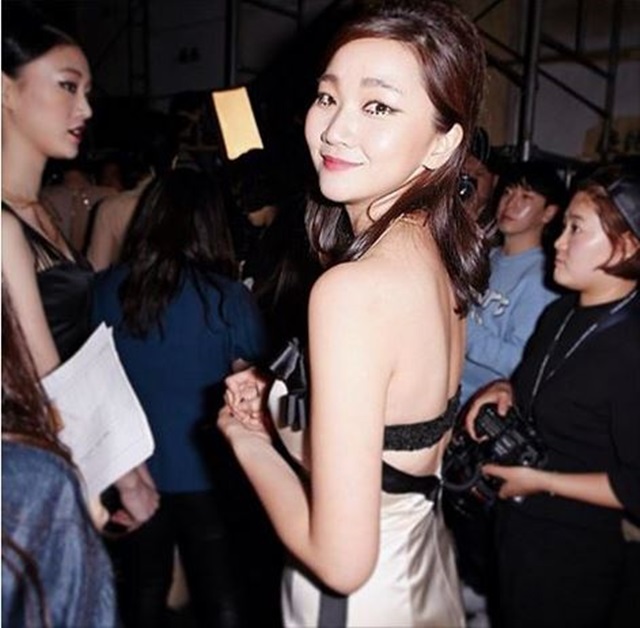 장윤주, 패션쇼 끝나고 찰칵 결혼을 발표한 장윤주가 패션쇼 끝난 뒤 환하게 미소짓고 있다. / 장윤주 페이스북