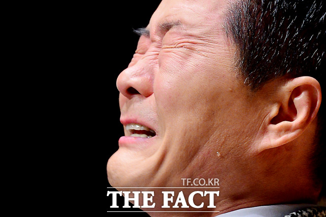 쓰레기 같은 도박설.  억대 도박설에 휘말린 가수 태진아가 24일 오후 서울 용산구 이태원동 용산구청에서 열린 기자회견에서 억울함을 호소하며 눈물을 흘리고 있다. /남윤호 기자