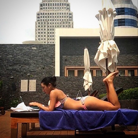 정아름 비키니 입고 무엇인가에 잡중! 헬스 트레이너 정아름이 비키니를 입고 엎드려 노트북을 바라보고 있다. /정아름 인스타그램