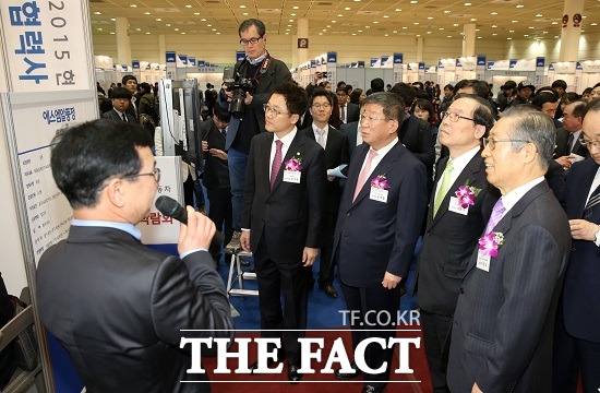 올해로 4회째를 맞이한 이번 행사는 부품 협력사 및 정비 협력사에서 원·부자재 및 설비부문 협력사까지 전국적으로 모두 360여 개의 협력사가 참여한다. 강석훈 새누리당 의원, 윤여철 현대차 부회장, 안충영 동반성장위원장, 이영섭 현대·기아차 협력회장(왼쪽부터)