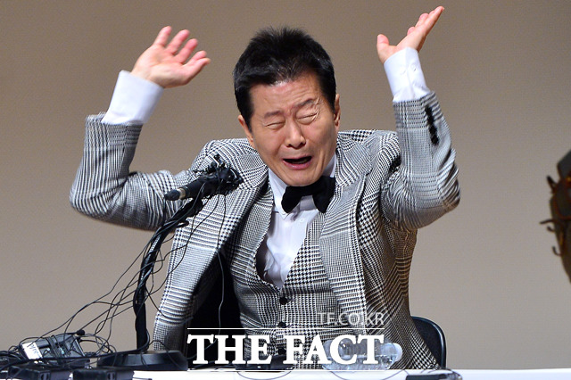 정말 억울해요 억대 도박설에 휘말린 가수 태진아가 24일 오후 서울 용산구 이태원동 용산구청에서 열린 기자회견에서 억대 도박을 한 사실이 없다고 말하고 있다./ 남윤호 기자