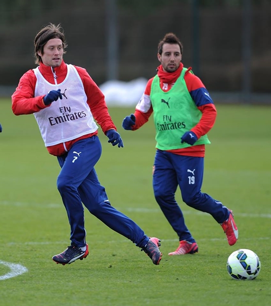 오리무중 토마스 로시츠키(왼쪽)가 25일 거취 문제를 놓고 고민하고 있다고 말했다. / 아스널 페이스북 캡처