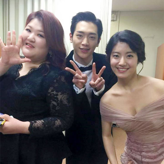 남지현, 아찔하게 드러낸 가슴골 남지현(왼쪽에서 세번째)은 지난 1월 SNS에 가슴골을 노출한 사진을 올렸다./ 남지현 페이스북