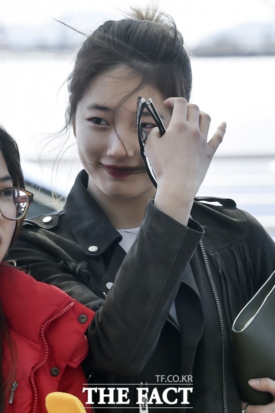 미쓰에이 수지가 30일 이민호와 열애설에 대해 입장을 밝길 것으로 보인다. 10일 오전 화보촬영을 위해 인천국제공항을 통해 영국 런던으로 출국하고 있다. <사진=최진석 기자/20150310(인천국제공항)>